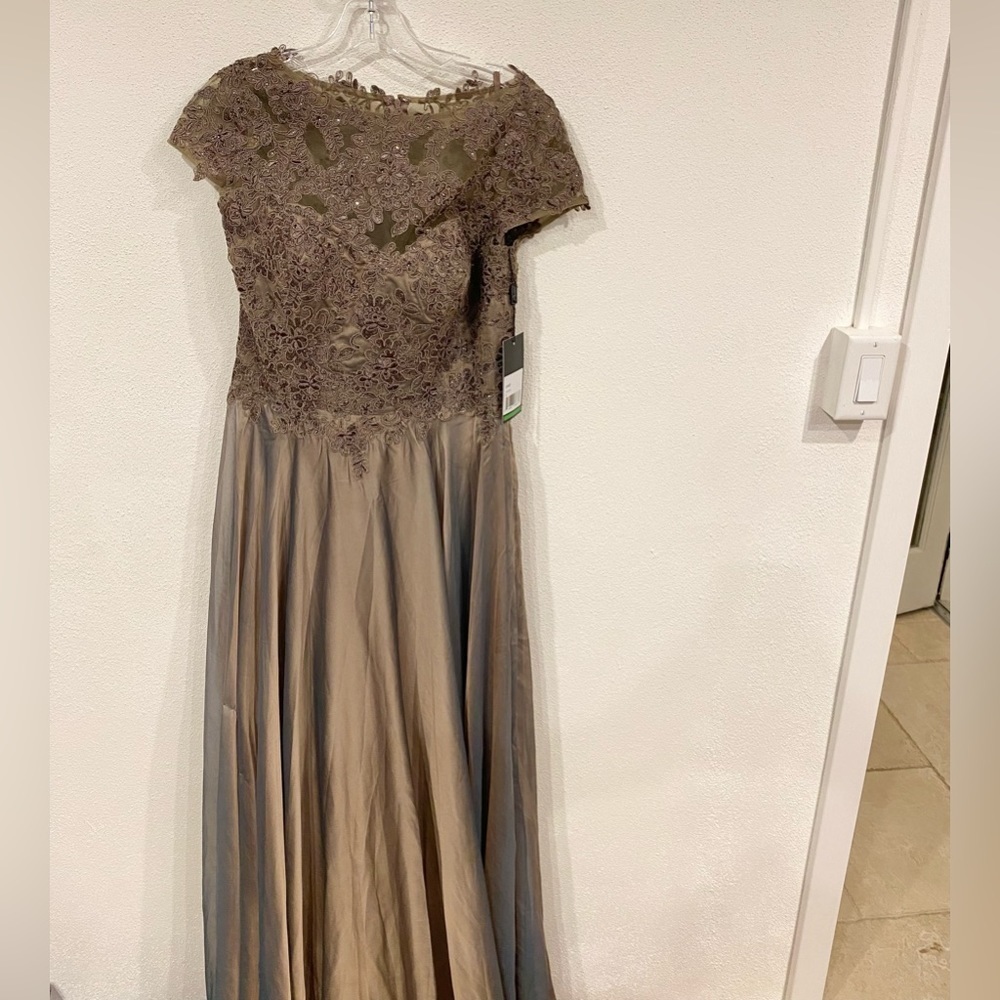 NWT La Femme Lace & Satin A-Line Gown in Cocoa Size 6 - Picture 2 of 5